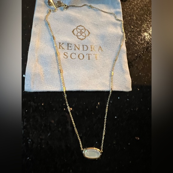 Kendra Scott Pendant Necklace in Ivory Mother-of-Pearl and Gold - Picture 4 of 8